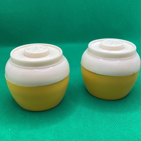 Vintage Admiration Yellow & White Bean Pot Plastic Salt & Pepper Shakers - Picture 4 of 4